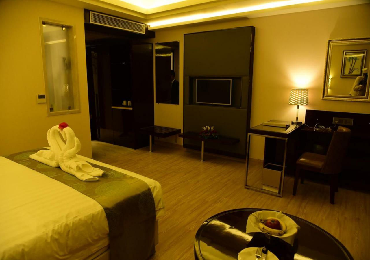 Raebareli 欧姆克拉克斯旅馆酒店 外观 照片