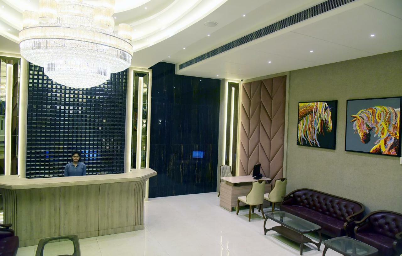 Raebareli 欧姆克拉克斯旅馆酒店 外观 照片